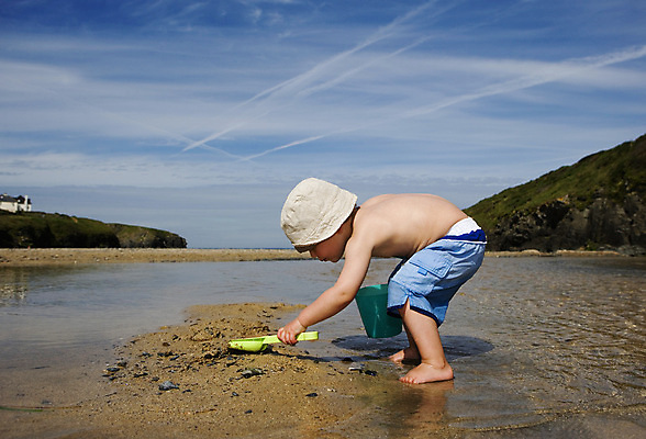 포토 JPG 해외이미지 주간 전신 백인 구름 모자 남자 수영복 어린이 바다 하늘 휴식 한명 서기 들기 소년 해변 야외 옆모습 여름휴가 바캉스 시원함 모종삽 양동이 모래삽 소년한명만 해외포토 자연요소 서양인 1 잡화 옷 뷰포인트 컨셉 모션 휴가 사람 삽 남자한명만 소년만 파일형식 여름_계절 이미지허브