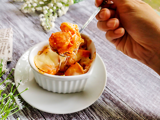 포토 JPG 해외이미지 접시 음식 토마토 재료 탁자 치즈 파스타 건강 요리 사람없음 목재 노란색 숟가락 식사 저녁식사 기계 이탈리아 껍질 하트 사발 소시지 맛 굽기 먹기 크림 레시피 점심식사 마카로니 캐서롤 핸드메이드 해외포토 모양 나무 식기 유럽 컬러 가구 컨셉 채소 모션 유제품 서양음식 수저 용기_그릇 사기그릇 가공식품 구이 파스타면 파일형식 이미지허브
