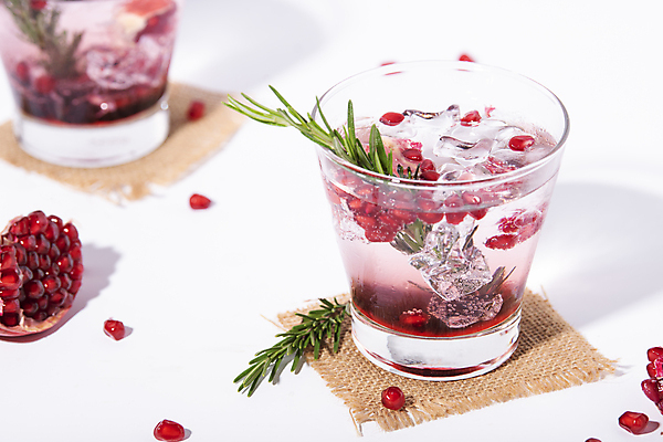 포토 JPG 해외이미지 줄기 잔 실내 그림자 사람없음 아웃포커스 얼음 주스 흰배경 석류 로즈메리 석류알 석류주스 해외포토 자연요소 식물 식기 음료 백그라운드 과일 촬영기법 내부 흰색 과일주스 허브 파일형식 이미지허브