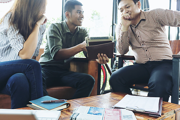 포토 JPG 해외이미지 직업 손 디자인 컨셉 인터넷 비즈니스 통신 성공 회의 모바일 그래프 협력 아이디어 직장 세명 금융 노트북 컴퓨터 사무실 디지털 자료 정보 성장 업무 비즈니스맨 네트워크 계획 주식 연결 분석 온라인 경영 계좌 마케팅 프로젝트 인터랙티브 해외포토 남자 회사 사람 신체부위 경제 전자제품 작업 직장인 파일형식 이미지허브