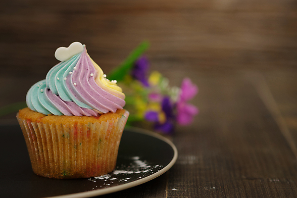 포토 JPG 해외이미지 접시 꽃 실내 사람없음 달콤 컵케이크 갈색배경 해외포토 식물 식기 백그라운드 내부 갈색 케이크 맛 파일형식 이미지허브