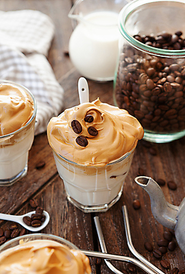 포토 JPG 해외이미지 유리 주전자 유리병 빨대 근접촬영 사람없음 원두 달고나 라떼 해외포토 커피 뷰포인트 재질 주방용품 병_용기 파일형식 이미지허브