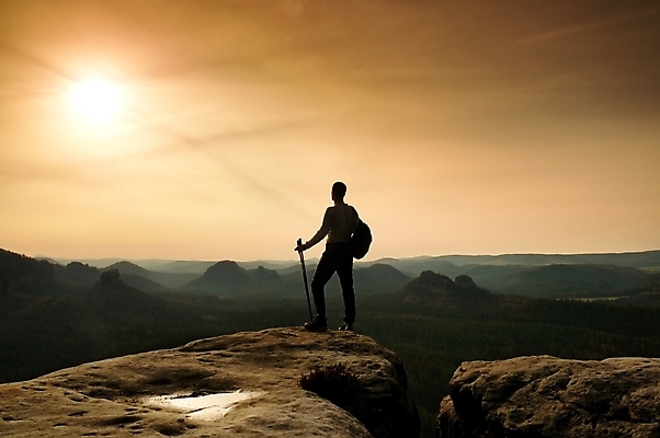 포토 JPG 해외이미지 남자 실루엣 배낭 산 한명 들기 사람 성인 트래킹 하이킹 등산스틱 백패커 하이커 성인남자한명만 해외포토 1 여행 가방 모션 레저 촬영기법 등산용품 남자한명만 성인남자만 파일형식 이미지허브