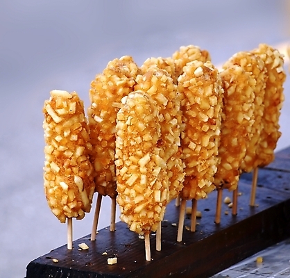 포토 JPG 해외이미지 주간 사람없음 야외 아웃포커스 핫도그 꽂음 감자핫도그 맛있는 해외포토 자연요소 음식 패스트푸드 촬영기법 파일형식 이미지허브