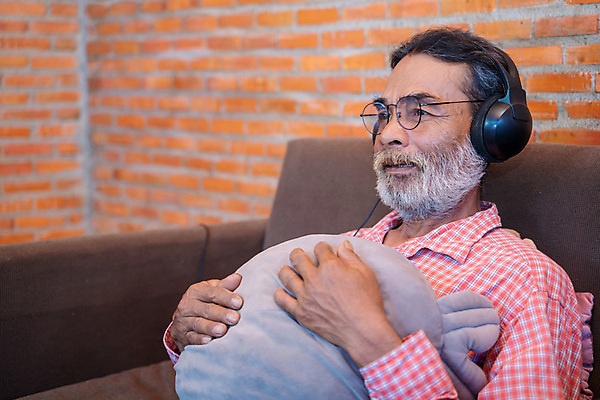 포토 JPG 해외이미지 라이프스타일 노년 남자 행복 음악 노래 휴식 주택 실내 한명 사람 앉기 성인 캐주얼 소파 헤드폰 방 듣기 은퇴 라디오 오디오 리빙 무료 옛날 해외포토 1 옷 감정 음향기기 컨셉 의자 모션 문화예술 내부 건물 생활 전자제품 파일형식 이미지허브