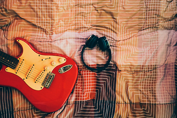 포토 JPG 해외이미지 라이프스타일 줄 음악 베개 휴식 사람없음 빨간색 빛 헤드폰 소리 침실 장비 수확 기구 기타 침대 낟알 필름 오브젝트 뮤지컬 철강 스타일 해외포토 컬러 음향기기 가구 컨셉 농업 침구 현악기 문화예술 생활 파일형식 이미지허브