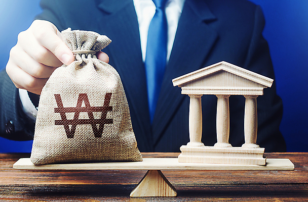 포토 JPG 해외이미지 남자 컨셉 돈 한명 상반신 성인 앞모습 금융 경제 잡기 비즈니스맨 돈자루 파란배경 수평저울 성인남자한명만 해외포토 1 뷰포인트 백그라운드 비즈니스 모션 저울 사람 파란색 직장인 재산 남자한명만 성인남자만 파일형식 이미지허브