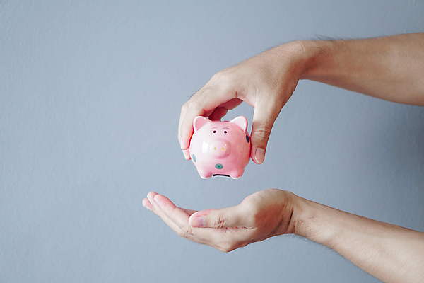 포토 JPG 해외이미지 손 분홍색 백그라운드 컨셉 돈 비즈니스 사람없음 금융 회색 저축 잡기 돼지 도자기 재산 심볼 오브젝트 싱글 투자 해외포토 컬러 포유류 모션 신체부위 경제 파일형식 이미지허브