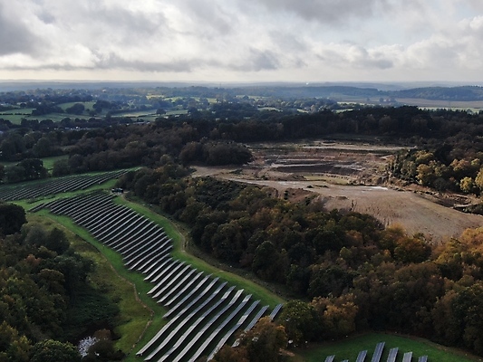 포토 JPG 해외이미지 산업 영국 잉글랜드 안테나 사람없음 초록색 태양 농장 재활용 시골 생태계 패널 드론 섞기 채석 추출 흉터 해외포토 자연요소 유럽 컬러 농업 통신 상처 친환경 파일형식 이미지허브