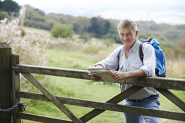 포토 JPG 해외이미지 백인 응시 남자 행복 지도 배낭 영국 건강 한명 미소 사람 취미 가로 걷기 산책 하이킹 시골 60대 은퇴 대문 카피스페이스 해외포토 서양인 1 시선 노년 감정 유럽 가방 모션 레저 휴식 표정 문 공백 파일형식 이미지허브