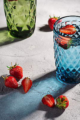 포토 JPG 해외이미지 음료 딸기 단면 잔 그림자 사람없음 초록색 물 파란색 빛 투명 콘크리트 해외포토 자연요소 식기 컬러 과일 파일형식 이미지허브