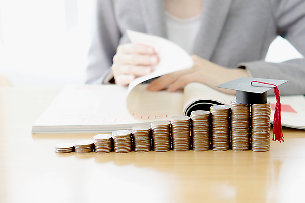 포토 JPG 해외이미지 여자 교육 컨셉 돈 비즈니스 성공 사람 사람없음 책 금융 경제 독서 숫자 쌓기 동전 미니어처 저축 성장 비즈니스우먼 시장 대학교 투자 해외포토 문자 학교 모션 모형 직장인 재산 파일형식 이미지허브