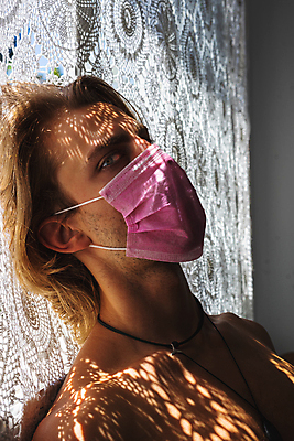 포토 JPG 해외이미지 긴머리 얼굴 셔츠 생각 실내 건강 가면 한명 안전 성인 파란색 건강관리 환경 고통 환경오염 바이러스 보호 질병 위험 예방 기침 인플루엔자 전염병 혼란 해외포토 1 헤어스타일 감정 컬러 컨셉 상의 의학 관리 사람 내부 신체부위 파일형식 이미지허브