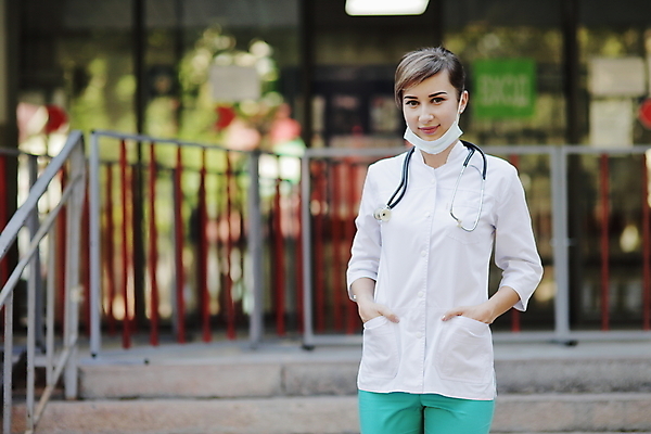 포토 JPG 해외이미지 주간 여자 유니폼 청진기 병원 마스크 한명 서기 상반신 성인 야외 앞모습 간호사 의사 성인여자한명만 해외포토 자연요소 1 옷 뷰포인트 의학 의료기기 모션 사람 의료진 여자한명만 성인여자만 파일형식 이미지허브