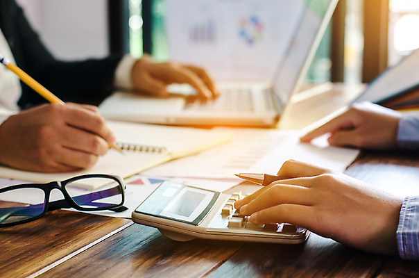 포토 JPG 해외이미지 직업 생각 인터넷 비즈니스 통신 통계 탁자 회의 모바일 협력 아이디어 대화 사람없음 컴퓨터 글로벌 사무실 디지털 공책 작업 비즈니스맨 비즈니스우먼 네트워크 그룹 계획 토론 디자이너 분석 오브젝트 회계 거짓 다락방 마케팅 세미나 프로젝트 브레인스토밍 해외포토 여자 남자 가구 컨셉 문구용품 말하기 경제 전자제품 직장인 파일형식 이미지허브