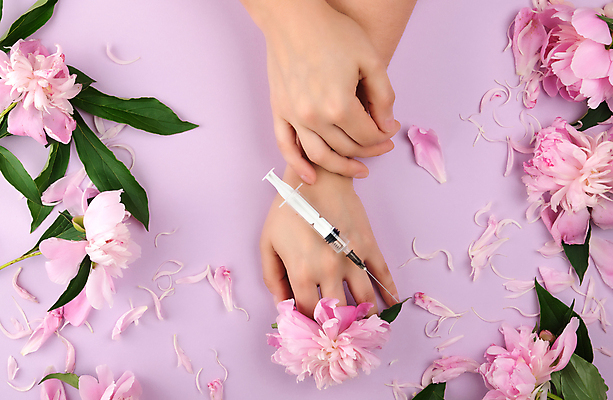 포토 JPG 해외이미지 손 꽃잎 꽃 잎 실내 주사기 신체부위 뷰티 피부관리 시술 보라색배경 해외포토 식물 백그라운드 의료기기 사람 내부 보라색 파일형식 이미지허브