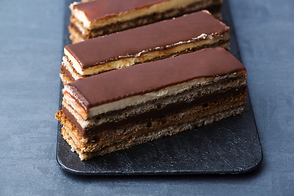 포토 JPG 해외이미지 접시 음식 조각 백그라운드 부분 표면 디저트 요리 사람없음 장식 갈색 파티 케이크 초콜릿 검은색 빵집 신선 달콤 맛 설탕 컵케이크 굽기 크림 질감 페스츄리 해외포토 식기 빵 컬러 컨셉 이벤트 상점 구이 파일형식 이미지허브