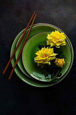 포토 JPG 해외이미지 접시 젓가락 검은배경 사람없음 하이앵글 장미 해외포토 식기 꽃 뷰포인트 백그라운드 수저 검은색 파일형식 이미지허브