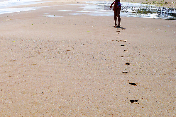 포토 JPG 해외이미지 전신 행복 어린이 모래 파도 여행 모션 맨발 청소년 휴식 사람 사람없음 뒷모습 10대 태양 걷기 귀여움 화목 산책 꿈 젖음 자유 고독 발자국 긍정 단계 무료 사춘기 천진난만 혼자 스플래쉬 카피스페이스 해외포토 자연요소 감정 바다 뷰포인트 컨셉 자국 발 공백 파일형식 이미지허브