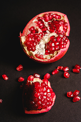 포토 JPG 해외이미지 검은배경 사람없음 어둠 낟알 날것 석류 석류알 해외포토 백그라운드 과일 검은색 파일형식 이미지허브