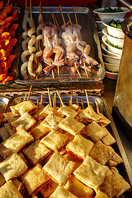 포토 JPG 해외이미지 전통 아시아 음식 여행 곤충 디저트 불가사리 새우 거리 요리 사람 동양인 사람없음 세일 여행객 상점 식사 중국 튀김 도시 뱀 막대기 꼬치 시장 맛 그릴 야간 전갈 해산물 베이징 동쪽 이국적 해외포토 자연요소 동물 나라 컨셉 절지류 파충류 주방용품 극피동물 갑각류 인종 방향 파일형식 이미지허브