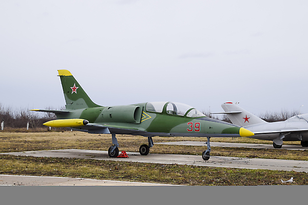 포토 JPG 해외이미지 구름 교육 날개 하늘 비행기 사람없음 파란색 빛 힘 공연 도움 공항 작음 폭격 공격 주차 파일럿 전시회 항공 속도 군용 전쟁 러시아 활주로 엔진 에어쇼 곡예비행 대패 미니 배기가스 소비에트 옛날 착륙 2017년 해외포토 자연요소 직업 유럽 길 컬러 컨셉 항공교통 교통시설 모션 대중교통 군대 이벤트 전시 비행 크기 연도 쇼 파일형식 이미지허브