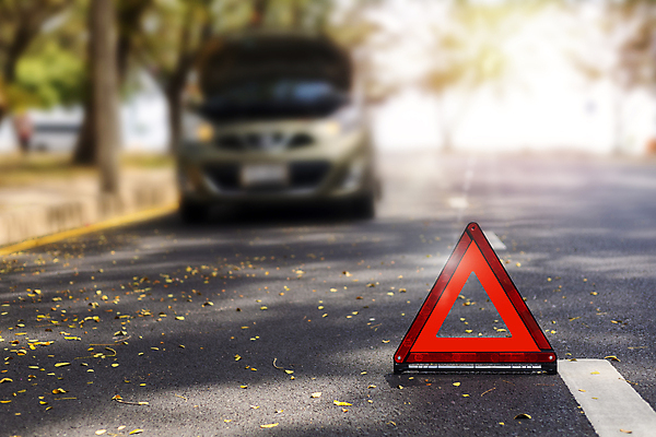 포토 JPG 해외이미지 주간 도로 자동차 사람없음 야외 아웃포커스 삼각형 위험 비상등 해외포토 자연요소 도형 길 육상교통 컨셉 교통시설 촬영기법 파일형식 이미지허브