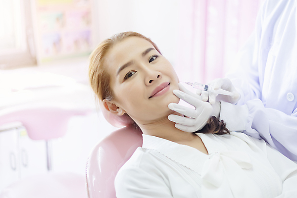 포토 JPG 해외이미지 백인 모델 여자 행복 얼굴 백그라운드 신체 건강 주사기 한명 미소 사람 성인 치료 약 머리 유행 화장품 흰색 주름 닫기 플라스틱 피부 입술 피부관리 주사약 외과 내추럴 돌봄 완벽 노화 해외포토 서양인 1 감정 컬러 컨셉 의학 의료기기 모션 재질 표정 병원 신체부위 뷰티 파일형식 이미지허브