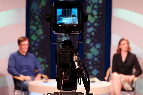 포토 JPG 해외이미지 통신 회의 사람없음 빛 세트 카메라 스크린 모니터 텔레비전 기자 뉴스 필름 마이크 면접 쇼 방송 리포터 기어 동영상 캠코더 설정 격파 채널 생존 해외포토 직업 음향기기 비즈니스 모션 전자제품 컴퓨터 파일형식 이미지허브