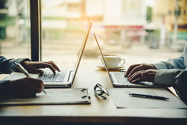 포토 JPG 해외이미지 직업 생각 인터넷 비즈니스 통신 통계 탁자 회의 모바일 협력 아이디어 대화 사람없음 스마트폰 컴퓨터 글로벌 사무실 디지털 공책 작업 비즈니스맨 비즈니스우먼 네트워크 그룹 계획 토론 디자이너 분석 오브젝트 회계 거짓 다락방 마케팅 세미나 프로젝트 목업 브레인스토밍 해외포토 여자 남자 가구 컨셉 문구용품 말하기 경제 전자제품 핸드폰 스마트기기 직장인 파일형식 이미지허브