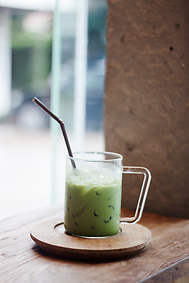 포토 JPG 해외이미지 주간 빨대 사람없음 야외 아웃포커스 카페 녹차 컵받침 녹차라떼 말차 말차라떼 해외포토 자연요소 촬영기법 차_음료 상점 받침대 라떼 파일형식 이미지허브