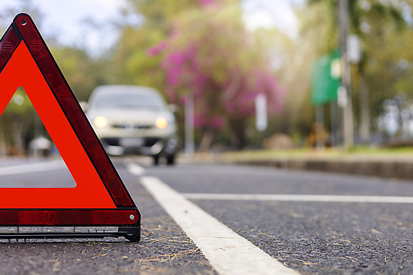 포토 JPG 해외이미지 주간 도로 자동차 사람없음 야외 아웃포커스 삼각형 위험 비상등 해외포토 자연요소 도형 길 육상교통 컨셉 교통시설 촬영기법 파일형식 이미지허브