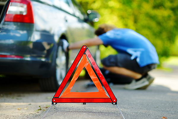 포토 JPG 해외이미지 주간 전신 서양인 남자 도로 자동차 한명 성인 야외 옆모습 아웃포커스 삼각형 위험 웅크림 비상등 성인남자한명만 해외포토 자연요소 도형 외국인 1 길 육상교통 뷰포인트 컨셉 교통시설 모션 촬영기법 사람 남자한명만 성인남자만 파일형식 이미지허브