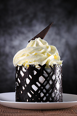 포토 JPG 해외이미지 음식 디저트 사람없음 장식 갈색 케이크 초콜릿 어둠 빵집 신선 달콤 맛 굽기 크림 페스츄리 해외포토 빵 컬러 컨셉 상점 구이 파일형식 이미지허브