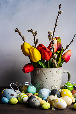 포토 JPG 해외이미지 리본 회색배경 사람없음 꽃병 튤립 나뭇가지 버드나무 부활절계란 나무탁자 해외포토 나무 꽃 백그라운드 탁자 부활절 계란 회색 파일형식 이미지허브