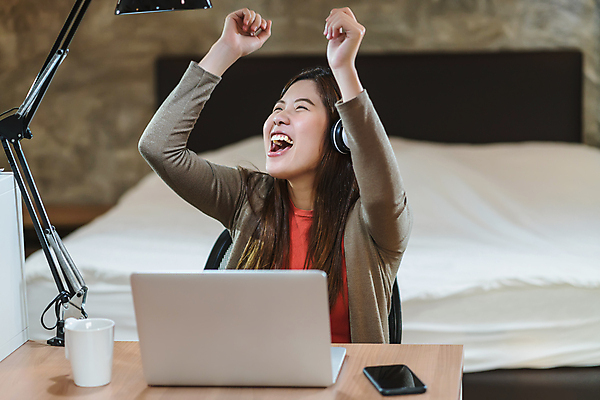 포토 JPG 해외이미지 직업 여자 교육 음악 이어폰 비즈니스 성공 노동자 거리 주택 직장 실내 한명 미소 사람 동양인 금융 노트북 스마트폰 스터디 사무실 헤드폰 침실 듣기 춤 업무 비즈니스우먼 발표 커피잔 부름 마케팅 소셜 지능 카피스페이스 해외포토 1 커피 음향기기 컨셉 회사 모션 문화예술 잔 표정 인종 내부 건물 경제 전자제품 핸드폰 스마트기기 학습 공백 작업 직장인 파일형식 이미지허브