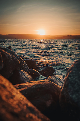 포토 JPG 해외이미지 주간 파도 자연 휴식 풍경 해변 사람없음 야외 햇빛 태양 평화 일몰 바위 경관 해외포토 자연요소 바다 컨셉 노을 돌_바위 생태계 파일형식 이미지허브