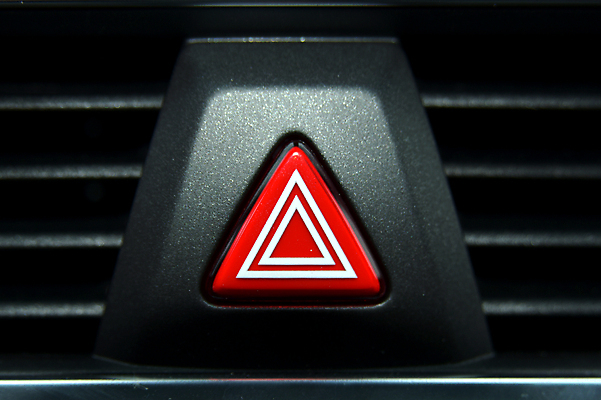 포토 JPG 해외이미지 실내 경고 사람없음 검은색 긴급 삼각형 위험 스위치 비상등 해외포토 도형 컬러 컨셉 내부 파일형식 이미지허브