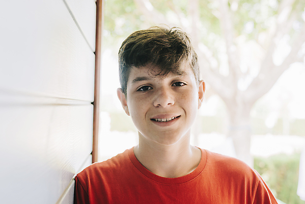 포토 JPG 해외이미지 주간 모델 1 학생 라이프스타일 응시 남자 행복 얼굴 벽 포즈 한명 서기 웃음 사람 소년 성인 야외 카메라 기댐 표현 자신감 치아 만족 긍정 사춘기 해외포토 자연요소 시선 감정 어린이 컨셉 모션 표정 생활 신체부위 전자제품 소화기관 파일형식 이미지허브