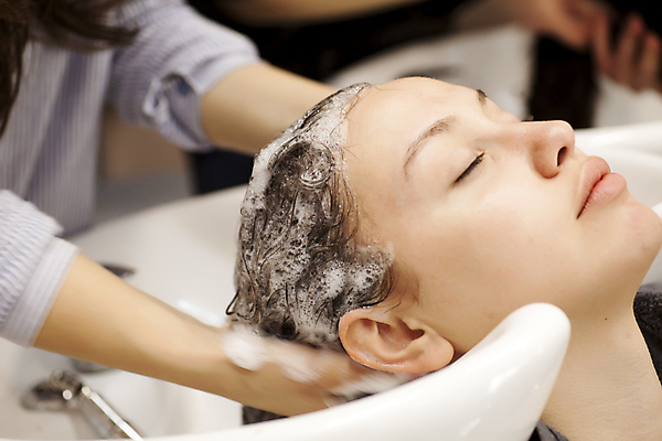 포토 JPG 해외이미지 백인 직업 라이프스타일 여자 얼굴 관리 한명 치료 물 머리 상점 거품 젖음 마사지 씻기 빨래 미용사 고객 샴푸 돌봄 스타일리스트 스타일 해외포토 자연요소 서양인 1 가사 의학 모션 사람 생활 신체부위 위생용품 청결 파일형식 이미지허브