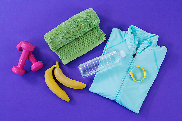 포토 JPG 해외이미지 다이어트 바나나 사람없음 운동복 수건 운동 건강관리 아령 물병 보라색배경 스마트워치 해외포토 옷 백그라운드 과일 건강 관리 스마트기기 위생용품 보라색 물통 웨어러블 파일형식 이미지허브