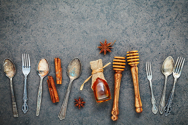 포토 JPG 해외이미지 백그라운드 포크 사람없음 숟가락 회색 허브 꿀 시나몬스틱 허니디퍼 팔각회향 해외포토 식물 식기 컬러 수저 도구 향신료 시나몬 파일형식 이미지허브