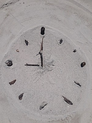 포토 JPG 해외이미지 아이콘 얼굴 모래 바다 시계 백그라운드 컨셉 밭 자연 유리 휴가 사람없음 야외 태양 캠핑 하이킹 사막 조약돌 흰색 시간 원형 심볼 손목시계 모래시계 타이머 분 생존 해외포토 자연요소 도형 컬러 농업 장신구 재질 레저 신체부위 돌_바위 생태계 파일형식 이미지허브