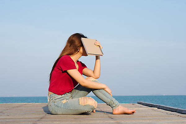 포토 JPG 해외이미지 여자 파도 바다 셔츠 자연 하늘 휴식 한명 사람 앉기 성인 야외 목재 책 빨간색 물 여름 독서 갈색 닫기 널 편안함 장면 내추럴 수목 해외포토 자연요소 나무 1 계절 컬러 컨셉 상의 재료 모션 감각 생태계 파일형식 이미지허브