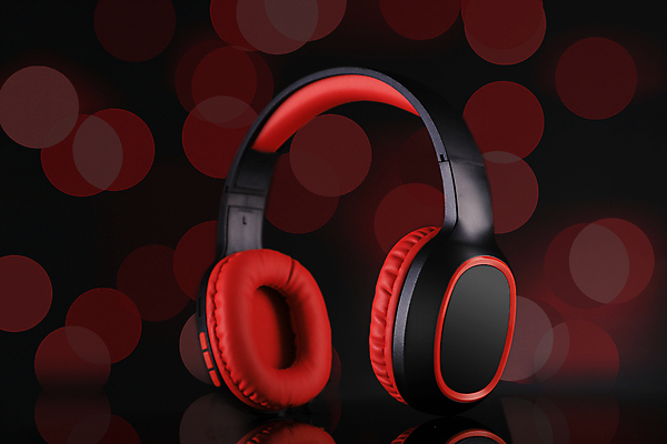 포토 JPG 해외이미지 음악 이어폰 사람없음 빨간색 디지털 검은색 헤드폰 장비 무선전화기 오브젝트 보케 오디오 블루투스 해외포토 컬러 음향기기 문화예술 전자제품 전화기 파일형식 이미지허브