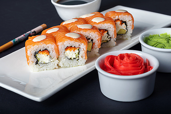 포토 JPG 해외이미지 접시 검은배경 실내 사람없음 초밥 고추냉이 간장 종지 나무젓가락 롤스시 생강초절임 연어회 캘리포니아롤 일본음식 해외포토 그릇 식기 음식 백그라운드 젓가락 내부 검은색 생선회 양념 연어 절임 파일형식 이미지허브