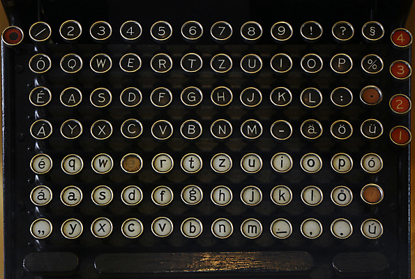 포토 JPG 해외이미지 알파벳 텍스트 통신 버튼 사람없음 기계 장비 정보 수확 골동품 기구 공구 타이핑 키보드 원형 역사 닫기 편지 심볼 복고 각도 과거 타자기 옛날 조작 해외포토 도형 영어 컨셉 농업 모션 도구 파일형식 이미지허브