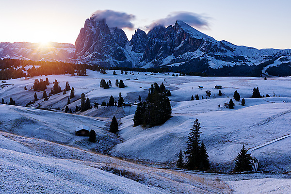 포토 JPG 해외이미지 겨울 밭 자연 산 주택 파노라마 풍경 사람없음 건물 목재 농가 일출 이탈리아 시골 오두막 시골집 통나무 샬레 해외포토 나무 건축물 계절 유럽 농업 재료 촬영기법 실험기구 농장 노을 생태계 파일형식 이미지허브