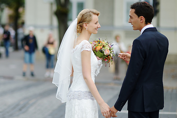 포토 JPG 해외이미지 응시 드레스 옷 여자 꽃 행복 문화 얼굴 꽃다발 결혼 2 결혼식 거리 함께함 관리 사랑 정장 턱시도 성인 야외 두명 가로 컬러풀 유행 산책 흰색 잡기 도시 우아함 만족 타운 베일 사춘기 옛날 천진난만 해외포토 식물 시선 감정 컬러 컨셉 모션 휴식 사람 이벤트 신체부위 파일형식 이미지허브