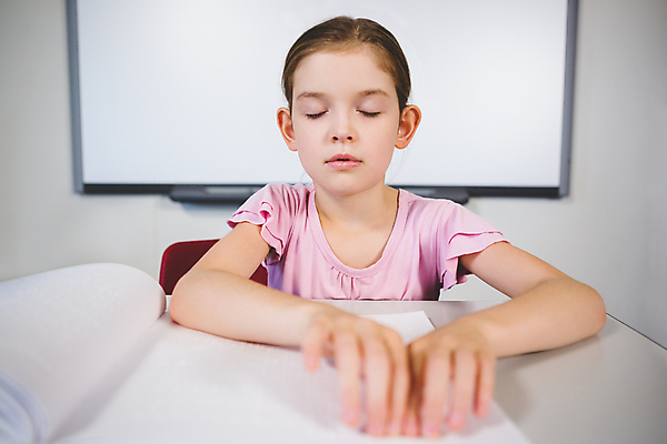 포토 JPG 해외이미지 라이프스타일 여학생 여자 어린이 실내 한명 앉기 독서 눈감음 책상 시각장애인 점자 손짚기 소녀한명만 점자책 해외포토 1 학생 가구 모션 사람 손짓 내부 생활 책 장애인 여자한명만 소녀만 파일형식 이미지허브